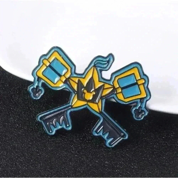 Kingdom Heart Keyblade Enamel Pin - Picture 2 of 3